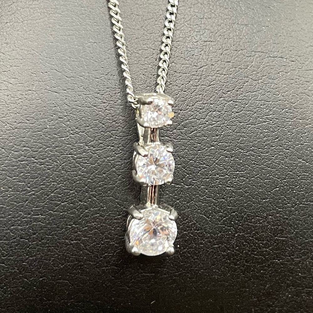 Diamond colored Rhinestone like Necklace 59